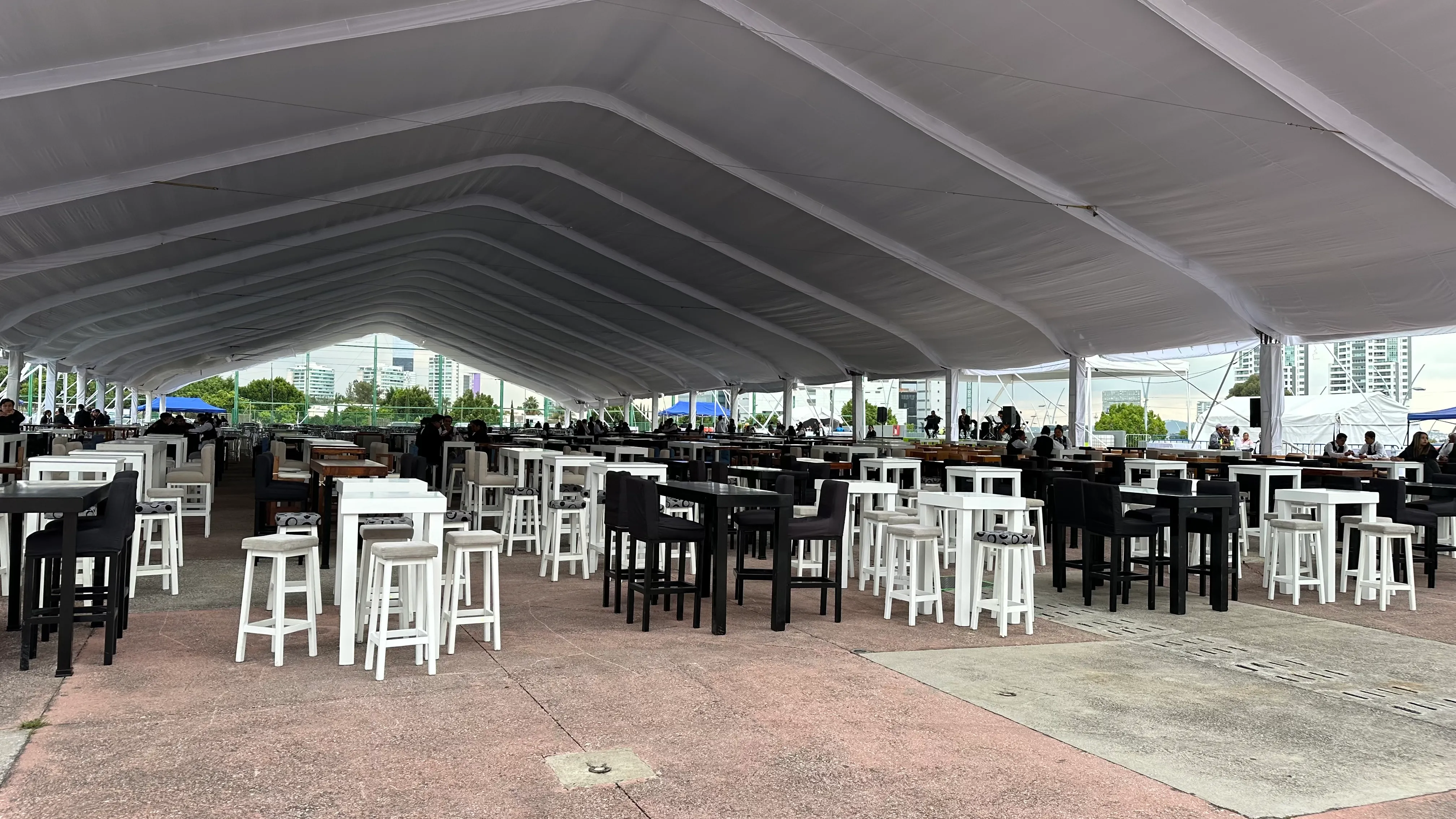 Montaje de evento con mobiliario elegante